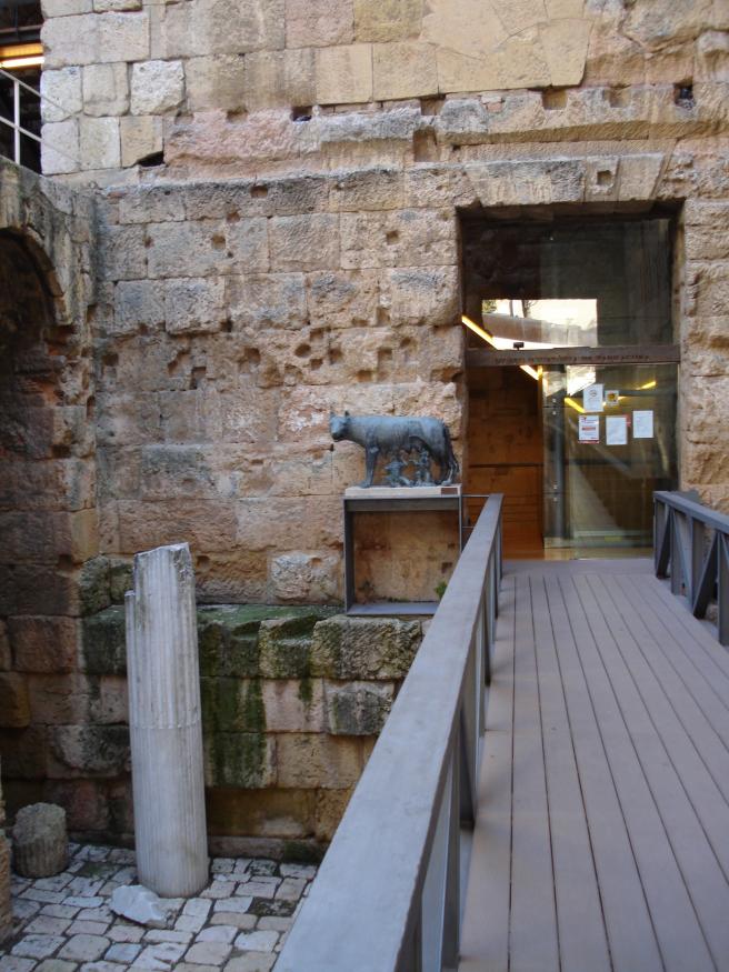 Detall de l'estat de la roca en la Muralla romana de Tarragona