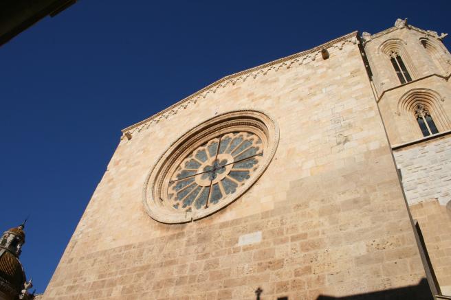 La pedra del Medòl forma la part inferior d'un lateral de la nau de la Catedral de Tarragona