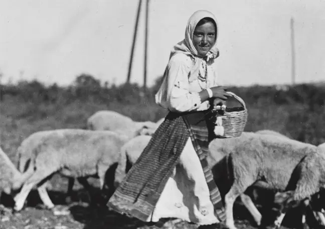 Pastora amb ovelles, Bulgària 1880—1924 (Imago History Collection /Alamy Photo)