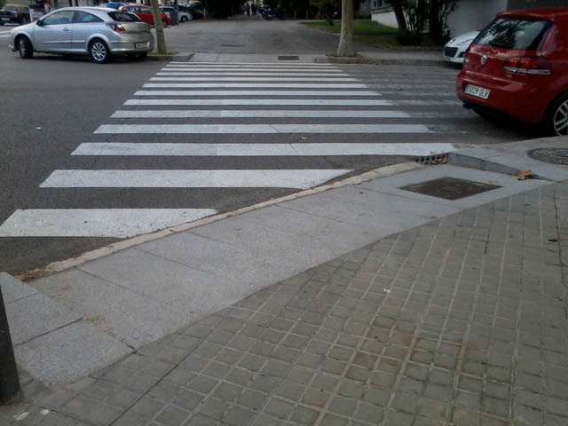 Rampa a la cruïlla del carrer de Pau Gargallo amb l'avinguda del Doctor Gregorio Marañón