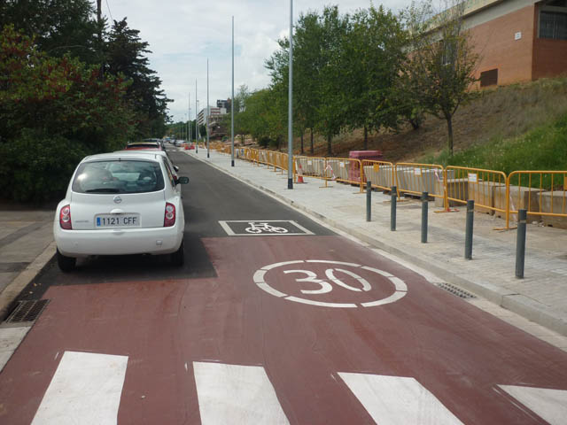 Nova vorera al lateral costat muntanya de l'avinguda de la Diagonal