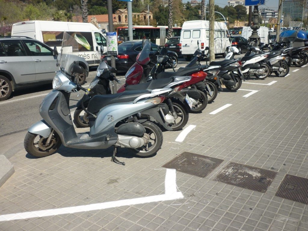 Senyalització d'espais per a l'estacionament de motos a la Diagonal, davant de les facultats de Física i Química