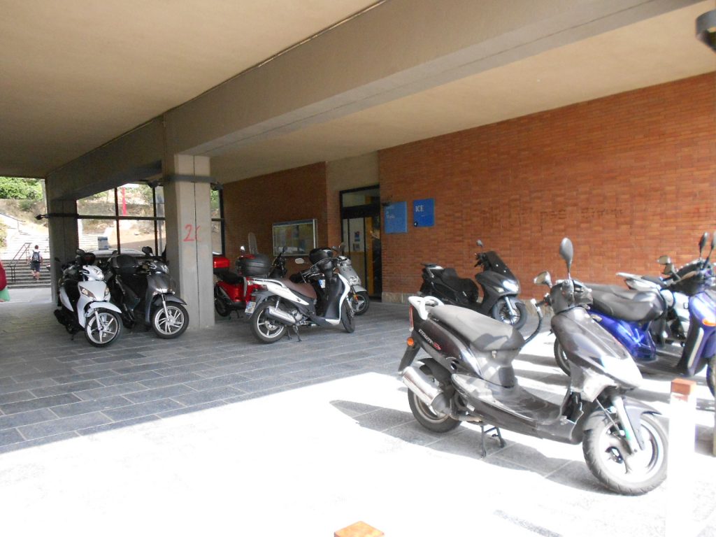motos aparcades sota el porxo de l´edifici Migdia