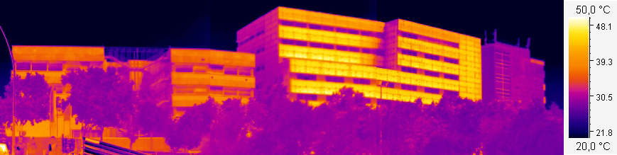 imatge terrnica dels edificis de les façanes del carrer Pau Gargallo de les facultats de Química i de Física per detectar possibles pèrdues d’energia de l’envolupant