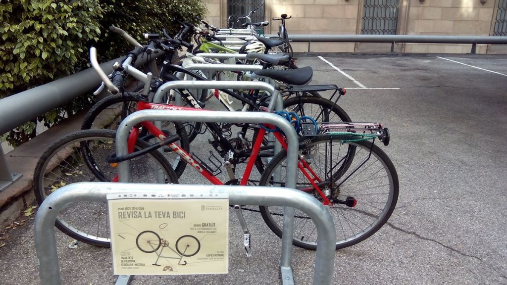 aparcament de bici al edifici historic