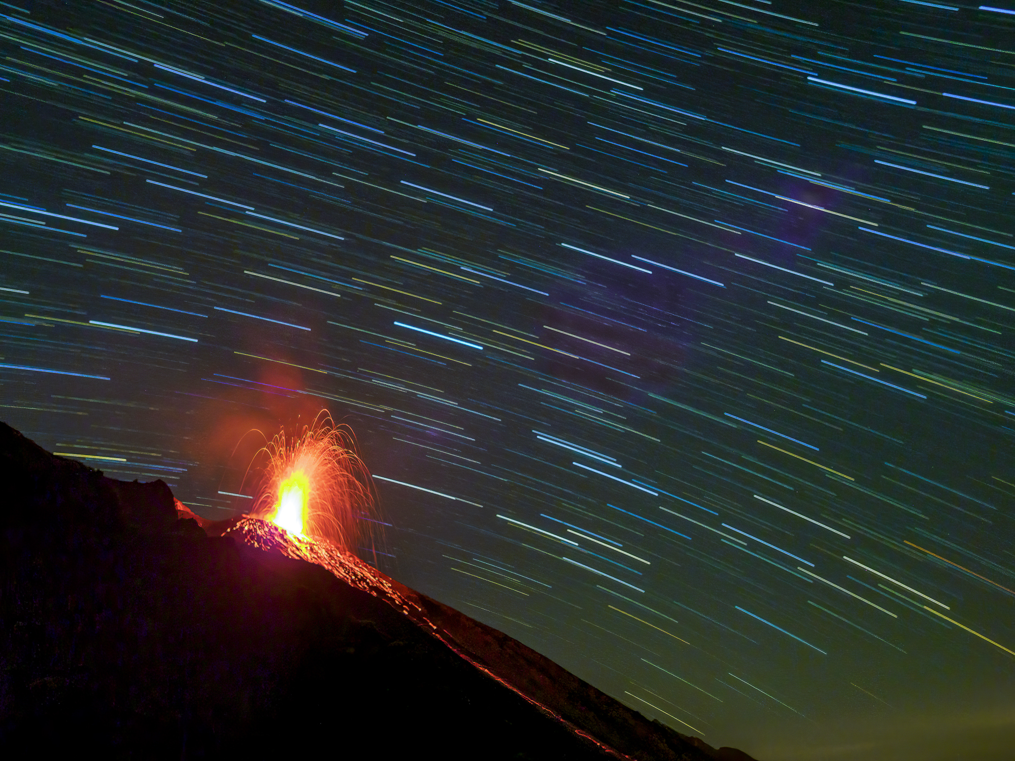 fotoNAT-UB 2021 - SELECCIONADA DE NATURA: Traces d'estels sobre el volcà (Antoni Torres)